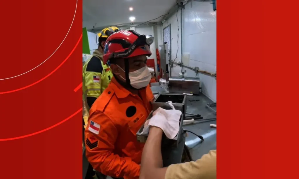 Acidente grave em Manaus: trabalhador com dedo preso em amaciador de carne é socorrido com equipamento