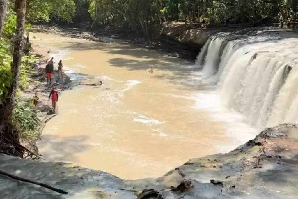 Água barrenta na Cachoeira Natal: fiscalização no Amazonas revela obra irregular e multa milionária