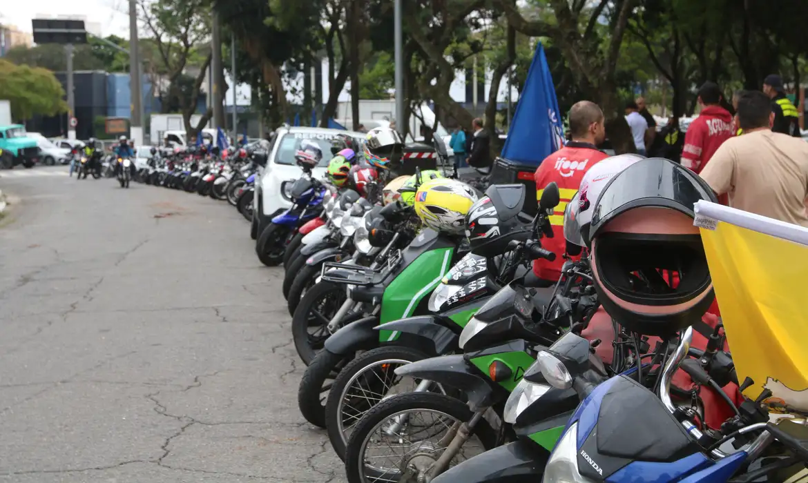 Desproteção social: quatro em cada cinco motociclistas de aplicativo operam sem previdência
