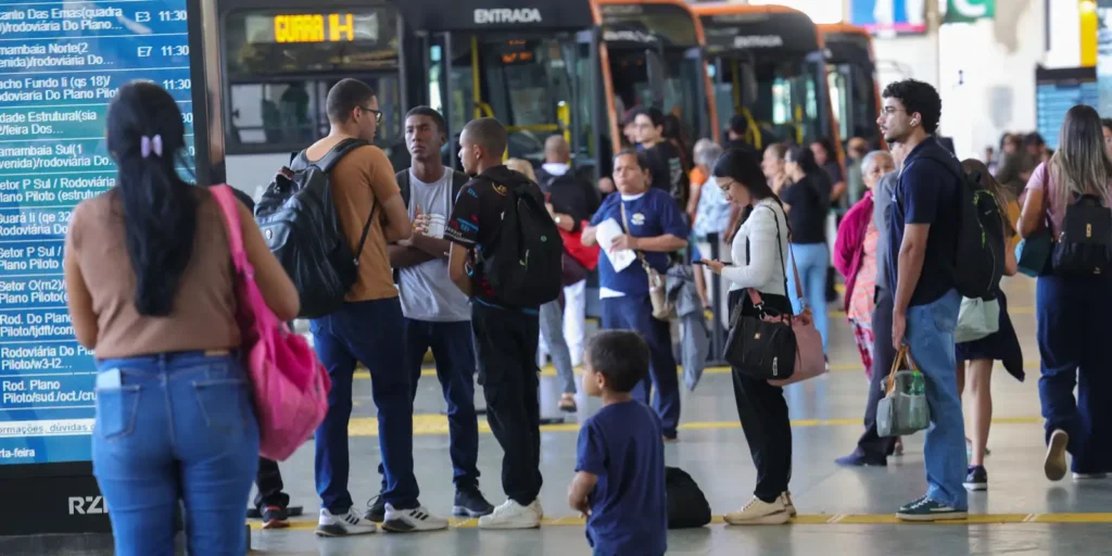 Economia brasileira: setor de serviços mantém estabilidade em julho e avança 2,4% em 12 meses
