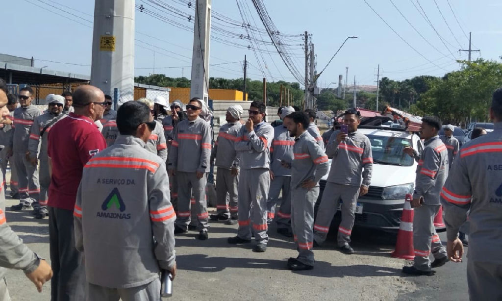 Eletricistas terceirizados paralisam atividades em Manaus por melhores salários e condições de trabalho