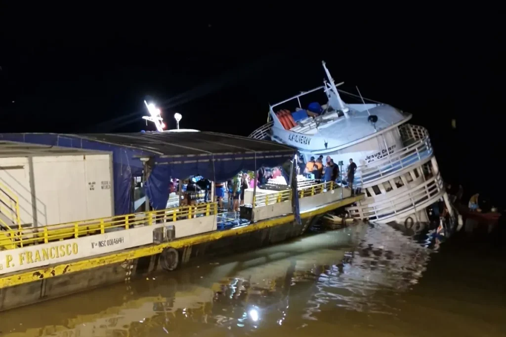Embarcação Almirante Oliveira V naufraga parcialmente e mobiliza resgate no rio Juruá