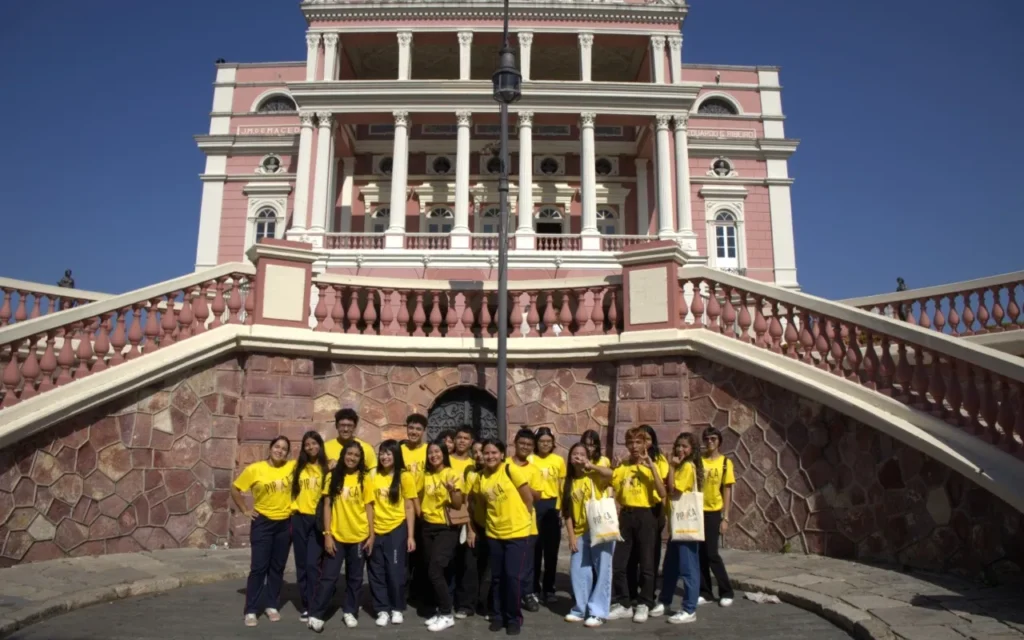 Estudantes do projeto Pipoca em Cena exploram a história do Teatro Amazonas