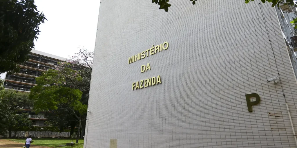 Fazenda corta estimativa de crescimento para 2% em 2026 e 2,3% em 2027 devido a juros e dívidas