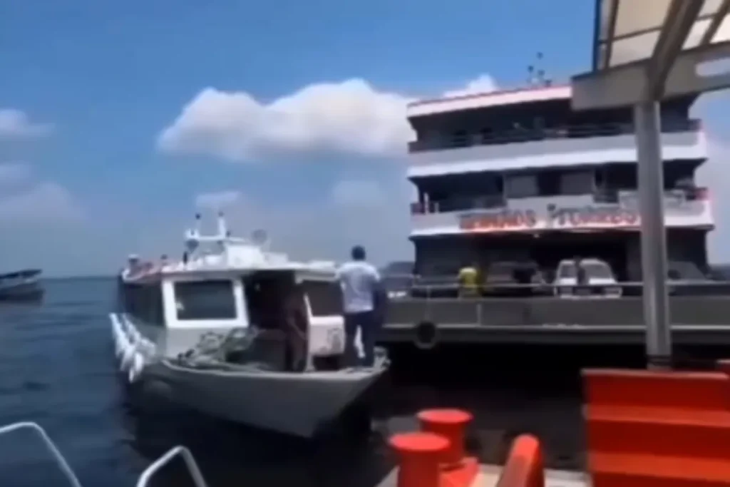 Ferry boat colide com lancha durante manobra em terminal de Manaus