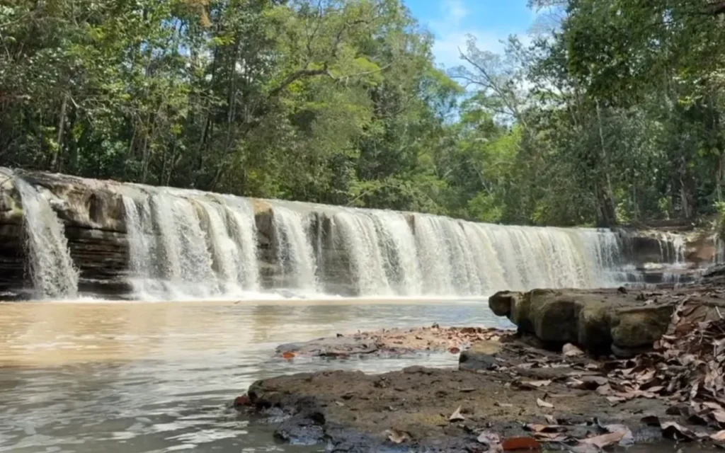 Fiscalização investiga dano ambiental após água de cachoeira mudar de cor no Amazonas
