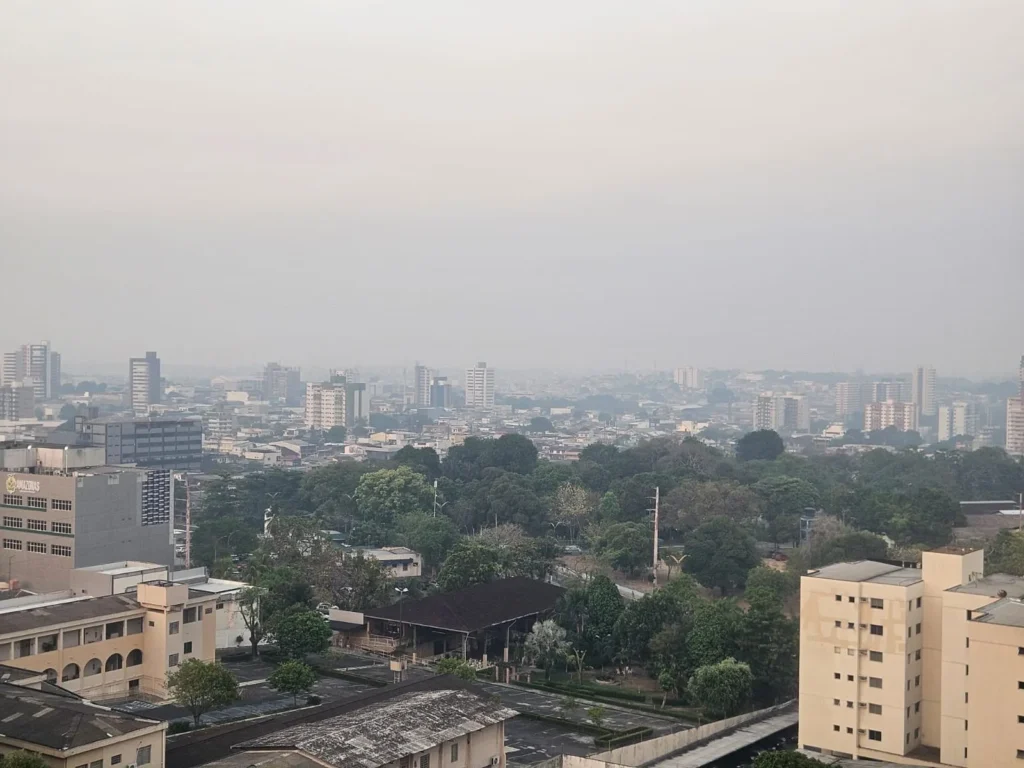 Fumaça cobre Manaus pela sétima vez em duas semanas e eleva alerta de poluição na capital