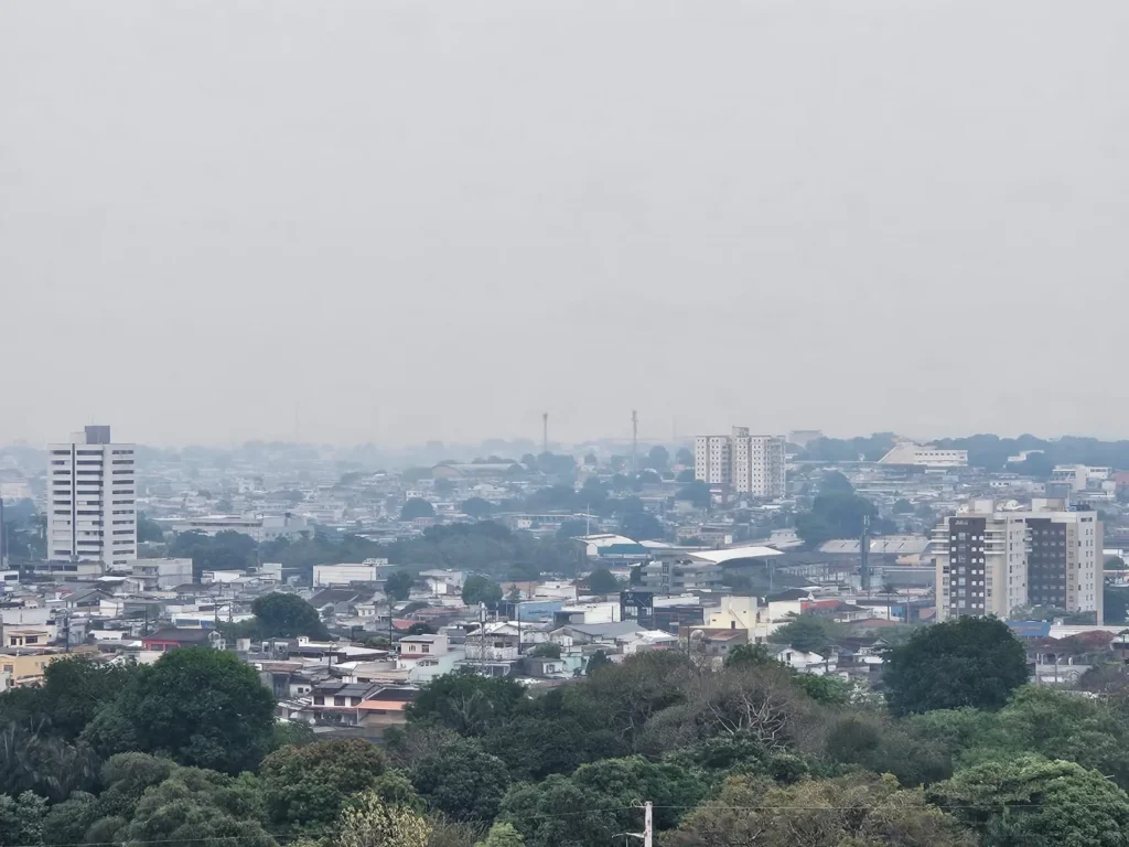 Fumaça encobre Manaus e qualidade do ar atinge nível péssimo nesta quinta-feira (17)