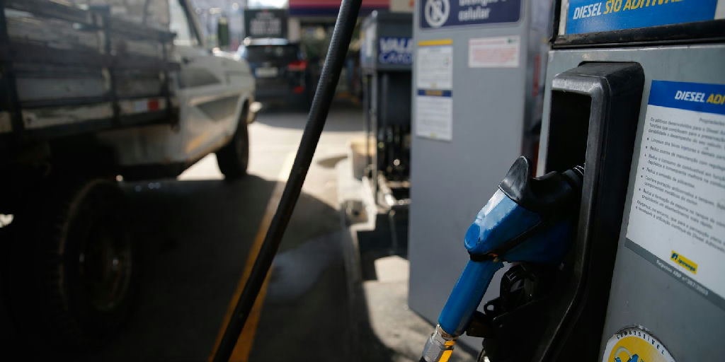 Governo amplia subsídios aos combustíveis para conter impacto da alta do petróleo