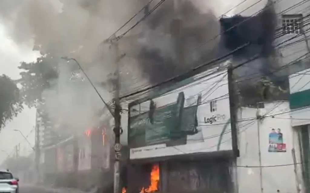 Incêndio atinge estrutura comercial na avenida Humberto Calderaro em Manaus