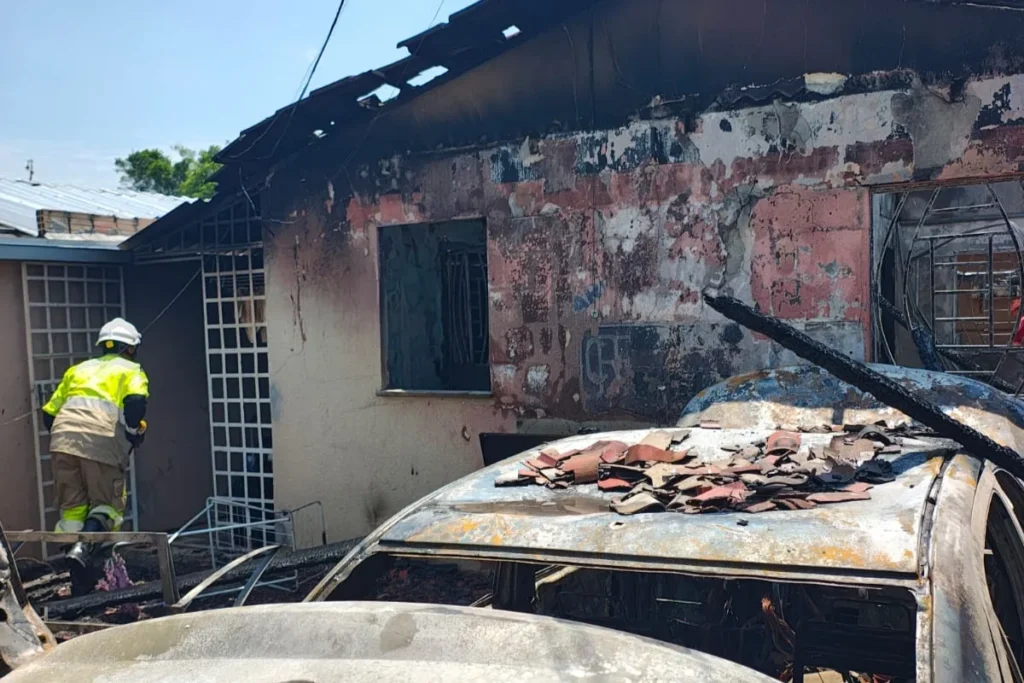 Incêndio destrói residência e deixa morador ferido na zona norte de Manaus