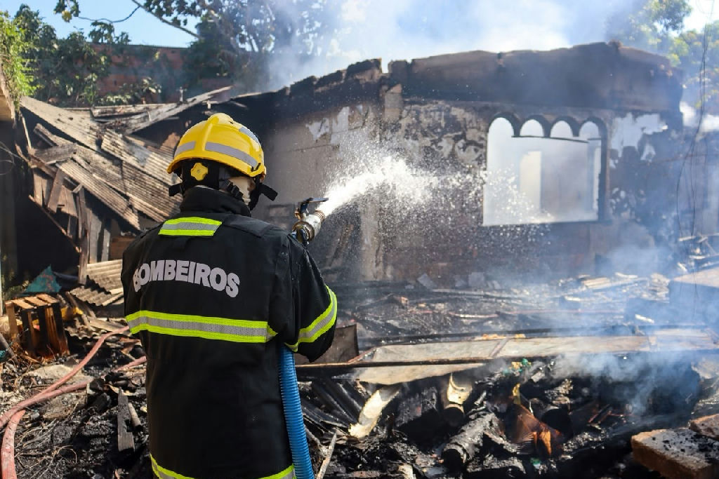 Incêndio em Itacoatiara destrói casa e fere morador em tentativa de afastar mosquitos