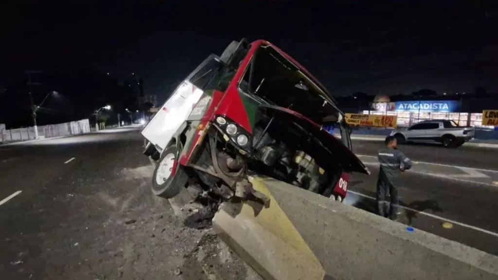 Micro-ônibus colide em viaduto de Manaus após motorista passar mal na madrugada