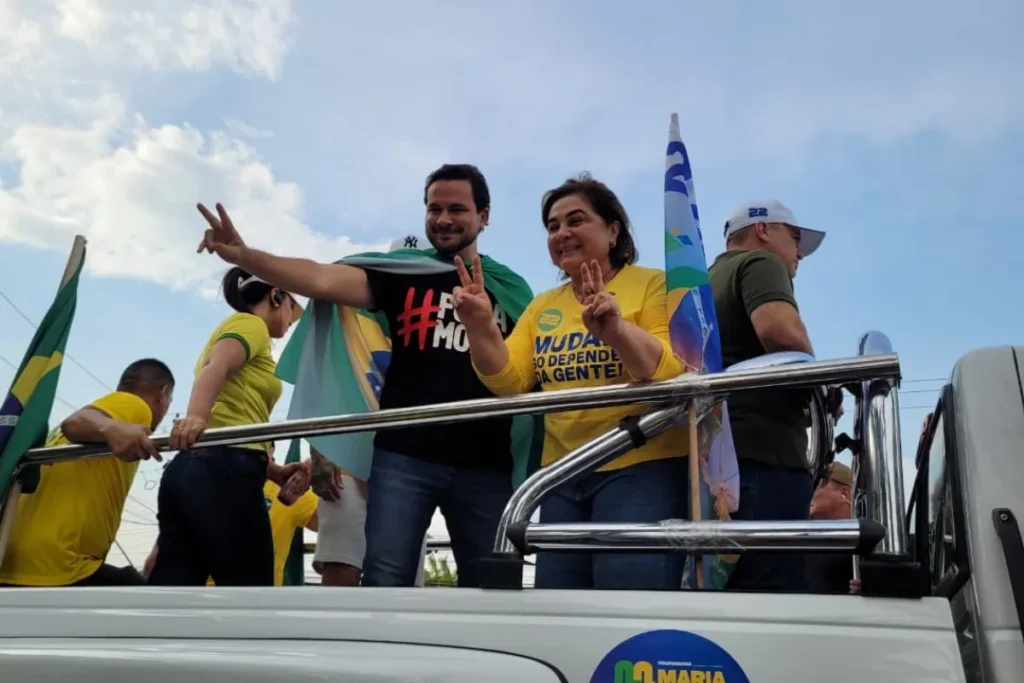 Professora Maria do Carmo defende corte de gastos e enxugamento da máquina pública em carreata