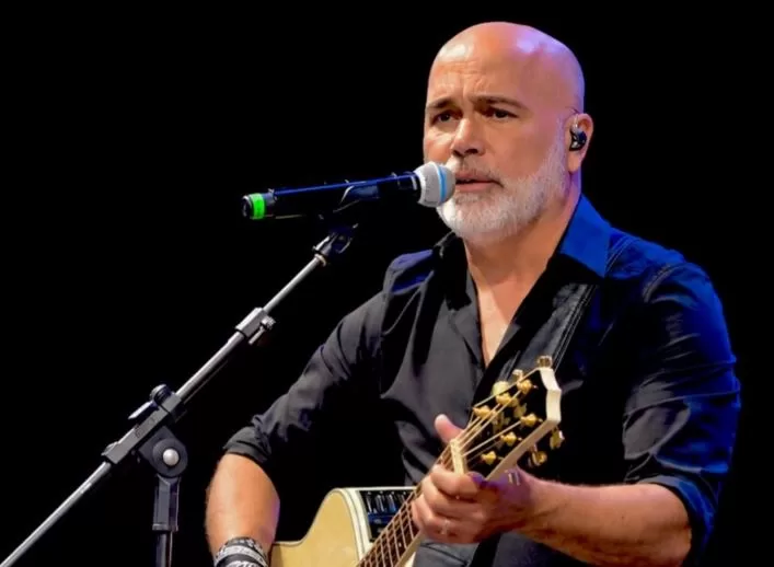 Queda de helicóptero em Santa Catarina causa a morte do cantor Rick, da dupla com Renner, aos 59 anos