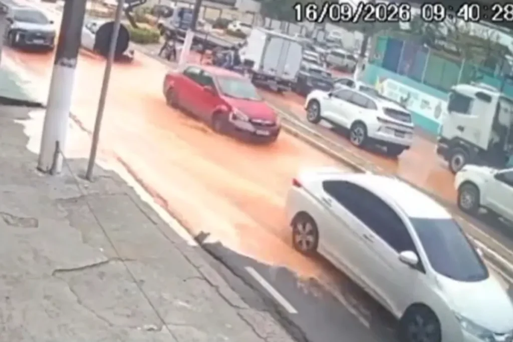 Rompimento de tubulação causa inundação repentina na avenida Coronel Teixeira em Manaus