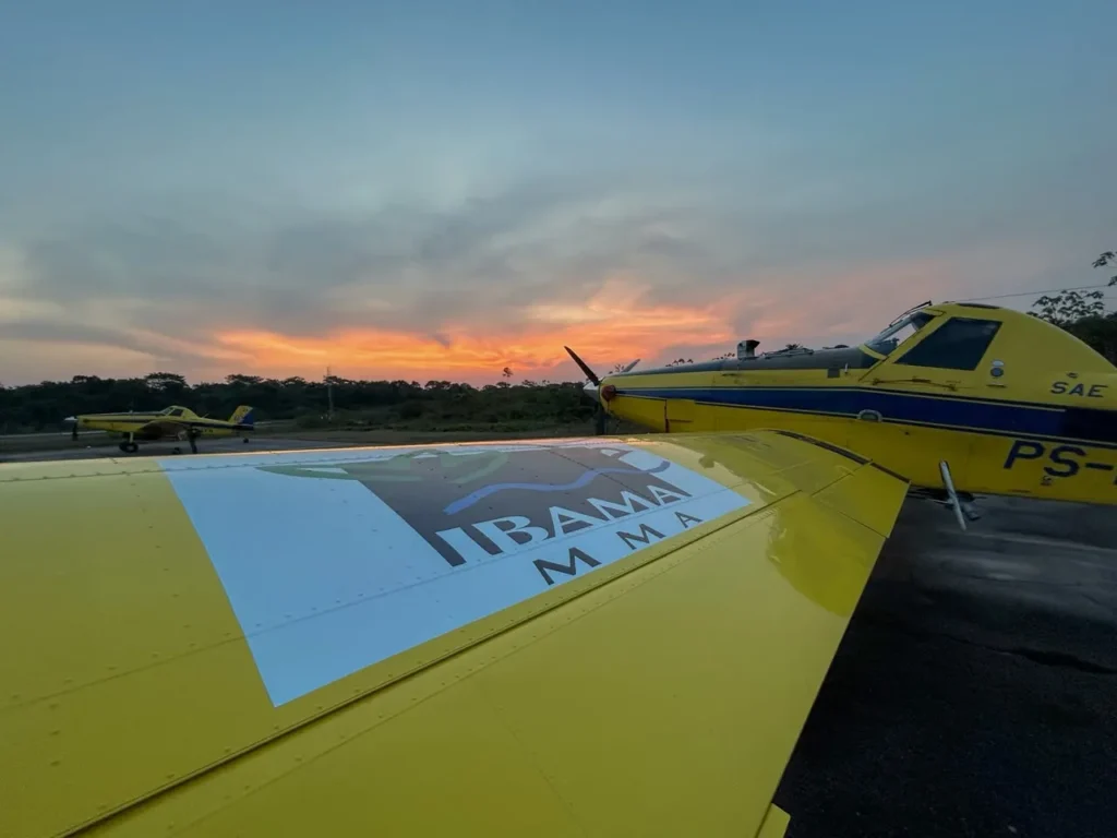 Aeronaves do Ibama retomam combate a incêndios no Amazonas após melhora na visibilidade