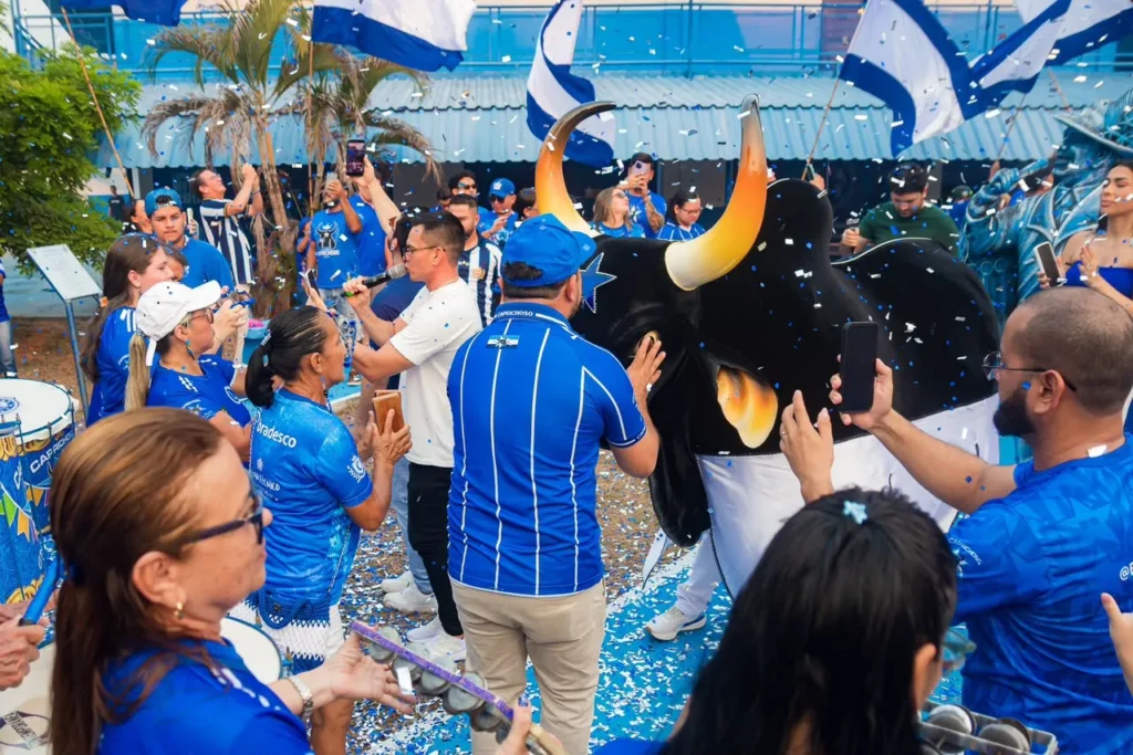 Boi Caprichoso celebra 113 anos com hasteamento de bandeira e abre programação em Parintins