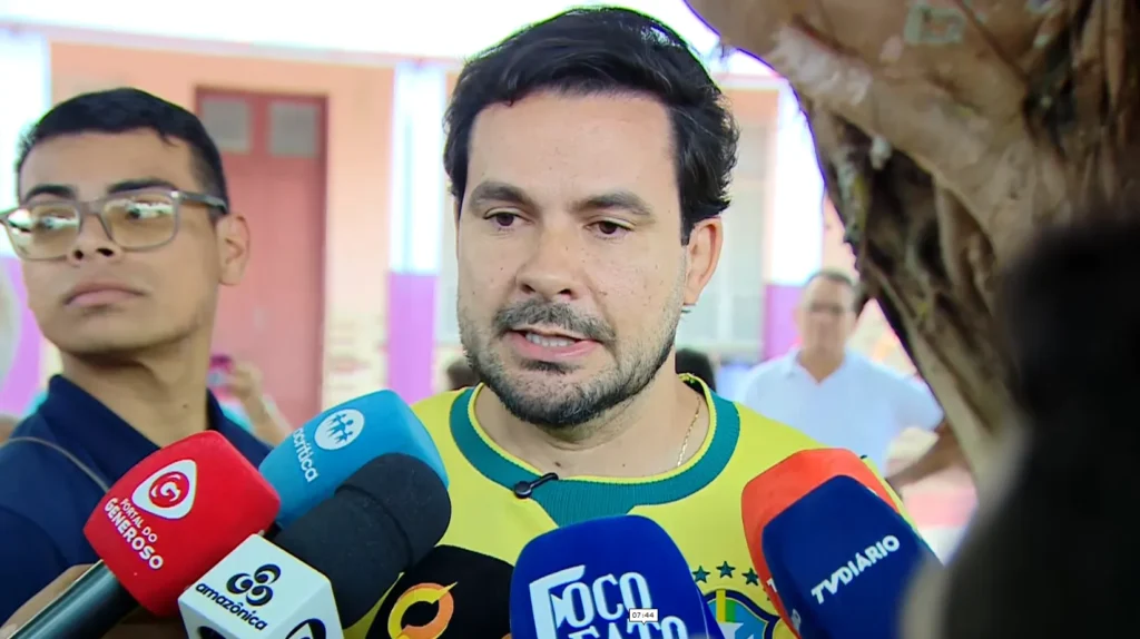 Candidato ao senado, Capitão Alberto Neto (PL) vota em Manaus e ecoa revolta popular