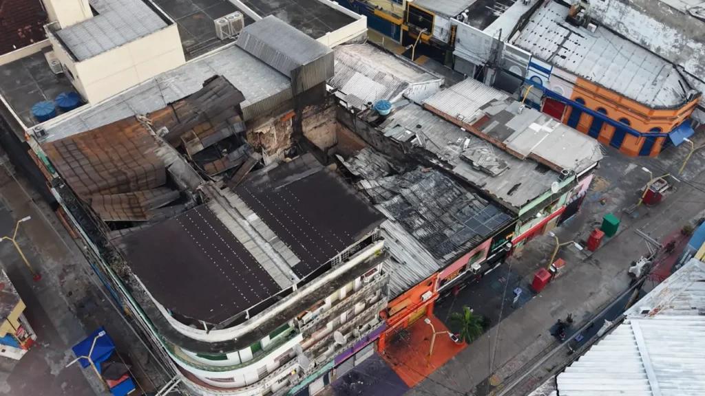 Cenário de destruição marca o dia seguinte a incêndio no Centro de Manaus