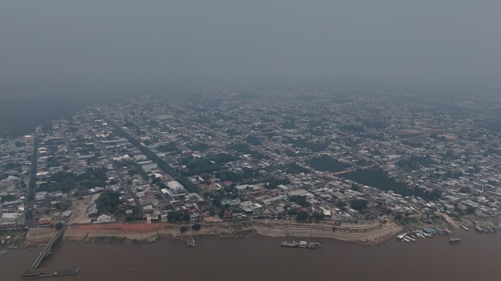 Eleitores encaram poluição extrema e fumaça de queimadas no segundo turno em Itacoatiara