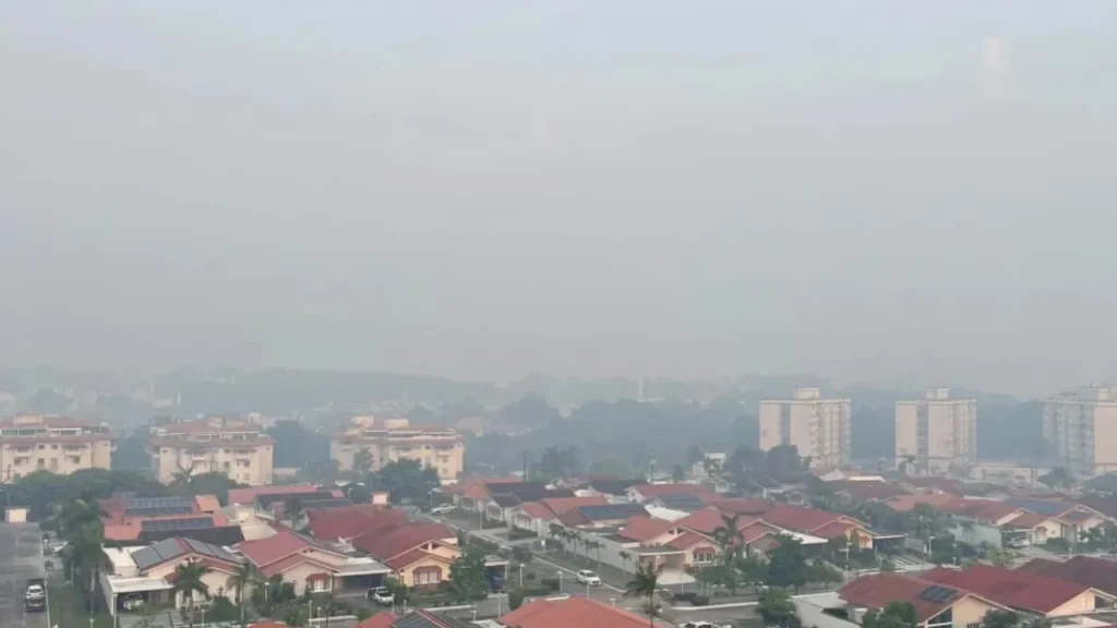 Fumaça de queimadas deixa qualidade do ar perigosa em manaus e supera OMS