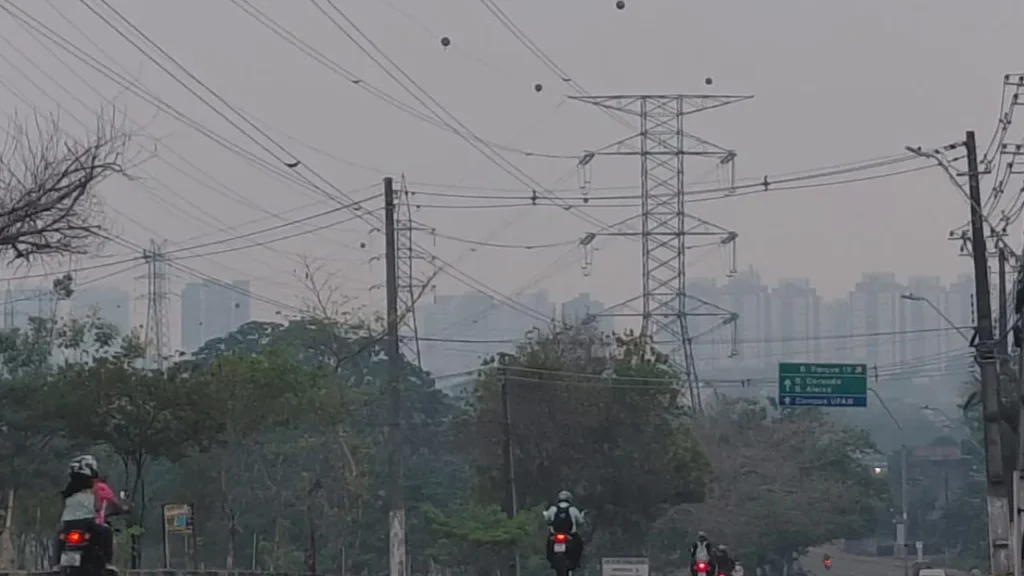 Fumaça encobre Manaus e coloca capital na liderança nacional da poluição atmosférica