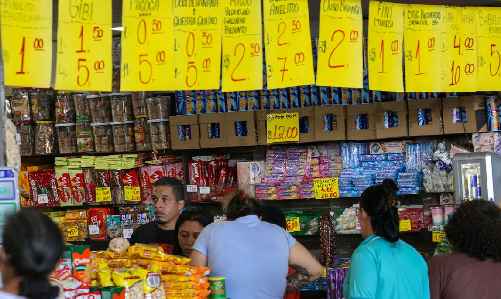 Governo federal estuda crédito e capacitação para empresas diante do fim da escala 6x1