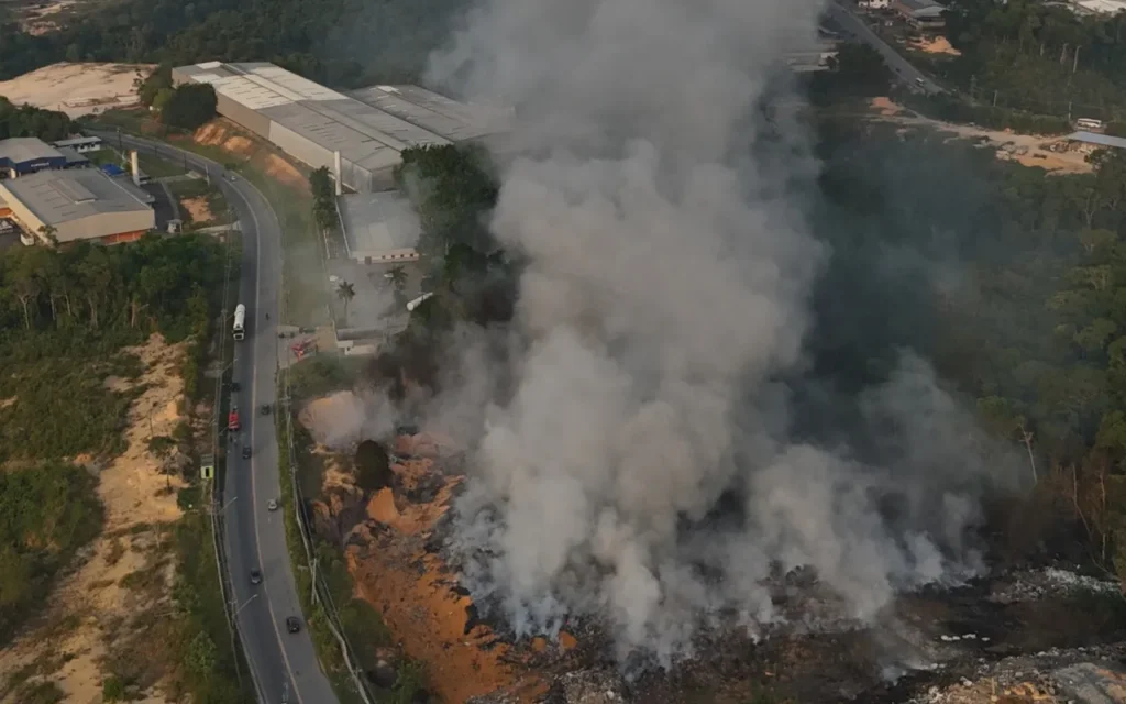 Incêndio em área de vegetação e lixão mobiliza bombeiros no Distrito Industrial de Manaus