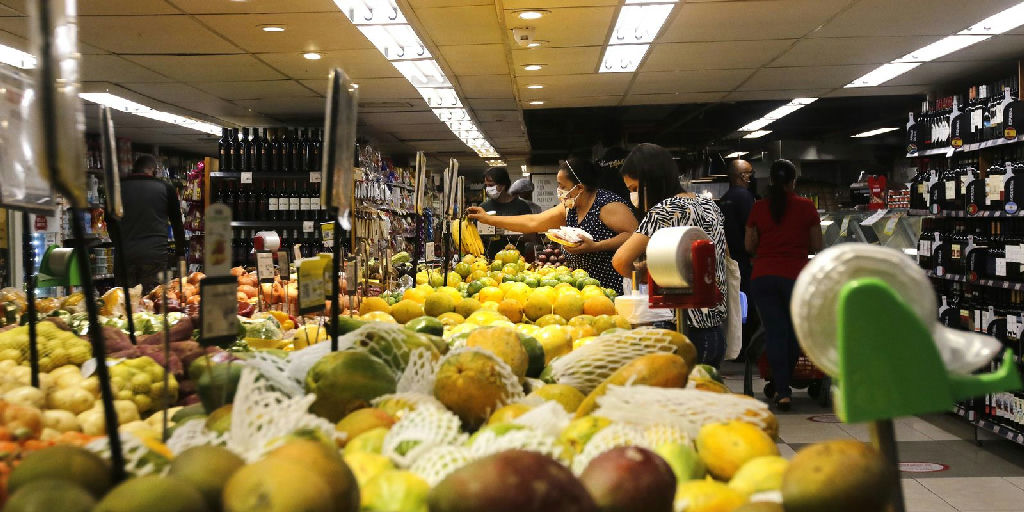 INPC acelera e atinge 4,29% em 12 meses, impactando reajustes salariais