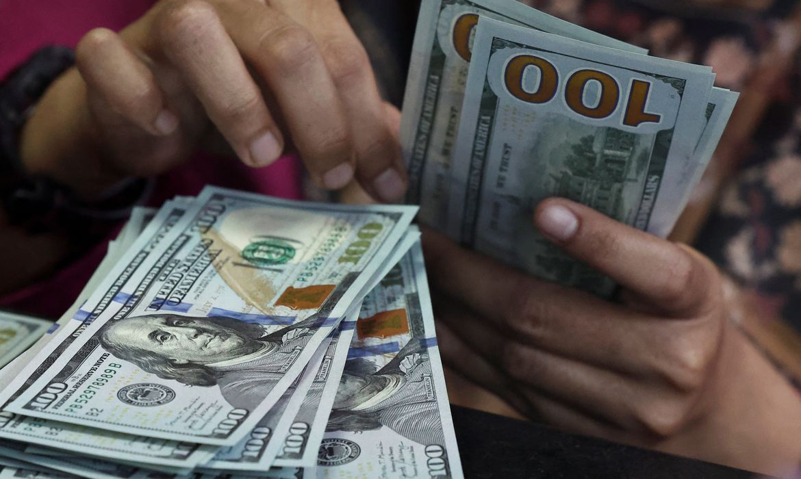 Moeda americana encerra cotada a R$ 5,44 e tem maior salto semanal desde 2008