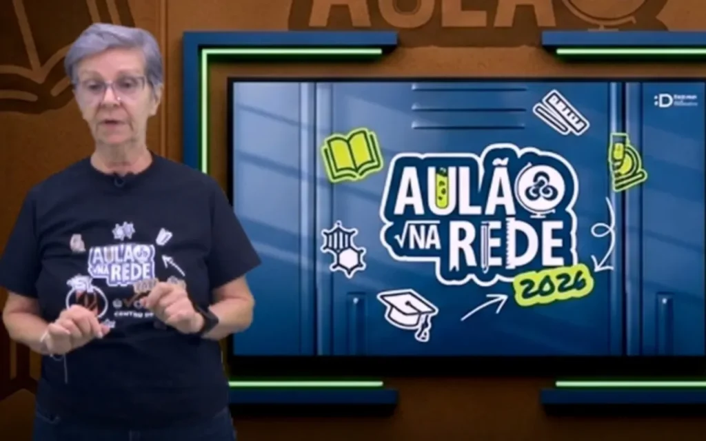 Professora de Linguagens no Aulão na Rede 2026 prepara para Artes no Enem com foco social