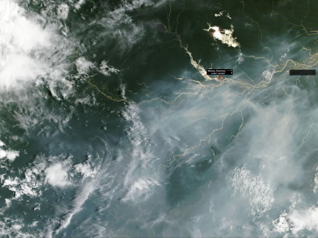 Satélite da Nasa registra extensão de fumaça sobre Manaus e o Amazonas