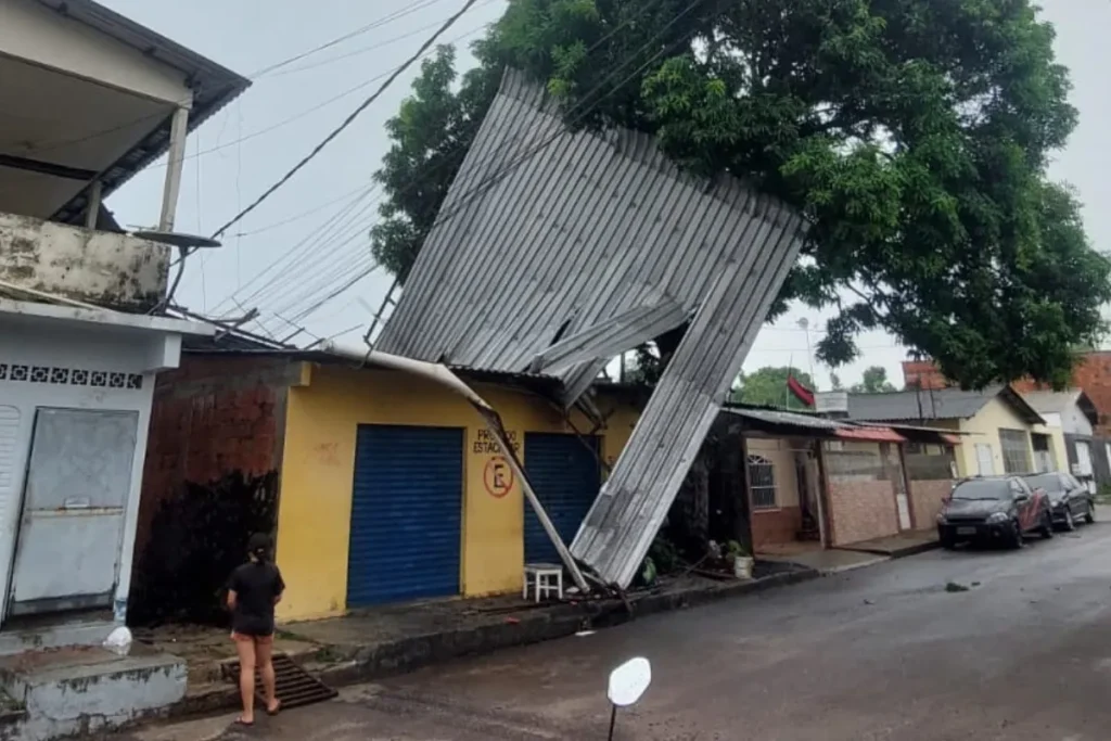 Temporal com ventos fortes destelha casa e causa alagamentos em Manaus