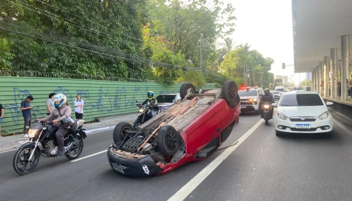 Acidente com capotamento bloqueia Avenida Constantino Nery em Manaus