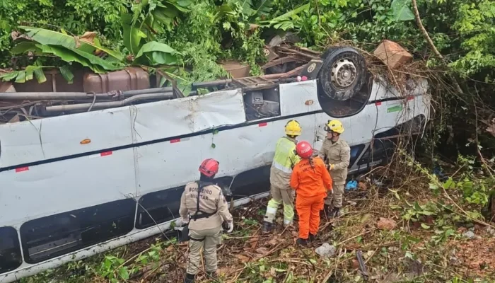 Acidente com micro-ônibus na Br-174 deixa passageiros feridos e mobiliza resgate no Amazonas