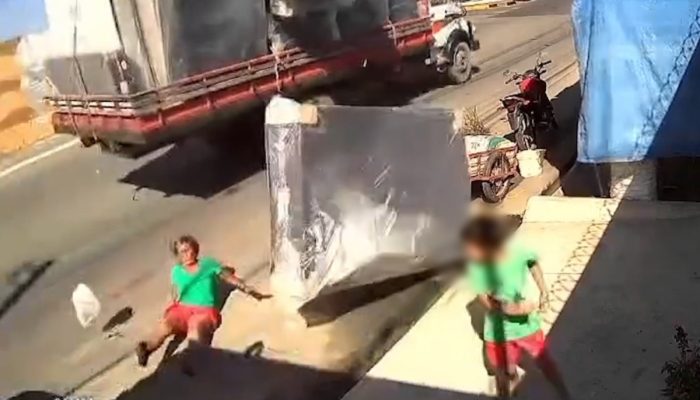 Acidente em Parintins: mulher é atingida por colchão que cai de caminhão em avenida