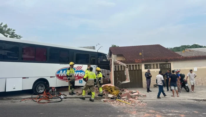 Acidente grave em Manaus: motorista de micro-ônibus fica preso às ferragens após colisão com residência