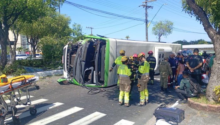 Acidente grave: ônibus do transporte coletivo capota em Manaus e deixa vítimas