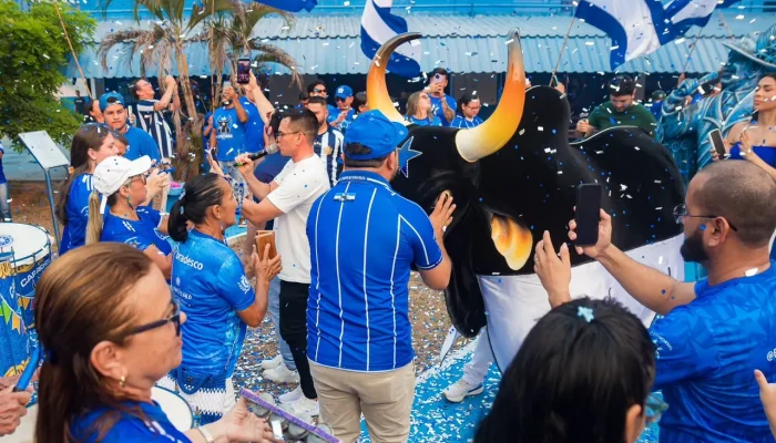 Boi Caprichoso celebra 113 anos com hasteamento de bandeira e abre programação em Parintins