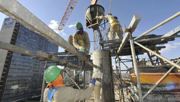 Brasil abre 165,8 mil vagas com carteira assinada em agosto