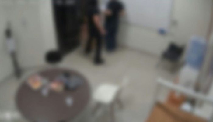 Câmera de segurança flagra professor esfaqueado por aluno de 14 anos em aula no AM