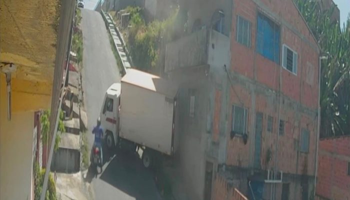 Caminhão desgovernado atinge muro e gera susto em moradores da zona norte de Manaus