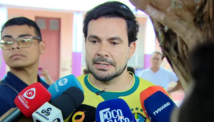 Candidato ao senado, Capitão Alberto Neto (PL) vota em Manaus e ecoa revolta popular