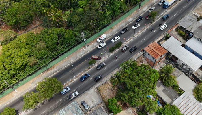 Capotamento na Avenida Rodrigo Otávio causa transtornos no trânsito de Manaus