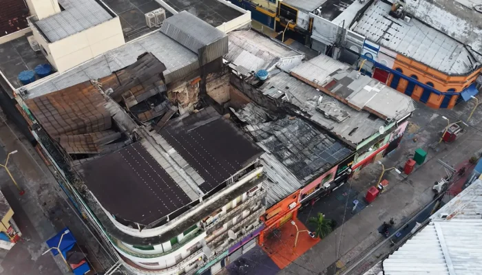 Cenário de destruição marca o dia seguinte a incêndio no Centro de Manaus