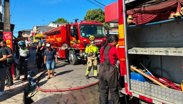 Chamas devastam borracharia e atingem casas no bairro Parque das Nações, em Manaus