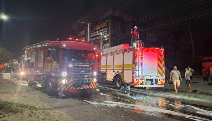 Chamas reduzem a cinzas loja de construção na Zona Norte de Manaus
