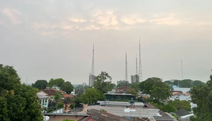 Chuvas trazem alívio efêmero à qualidade do ar em Manaus, que persiste como a mais poluída do Brasil