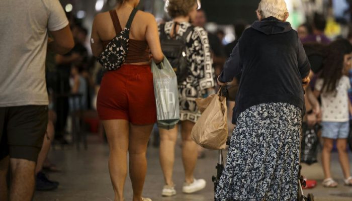 Cortes amplos em gastos públicos colocam proteção social em xeque, alertam especialistas